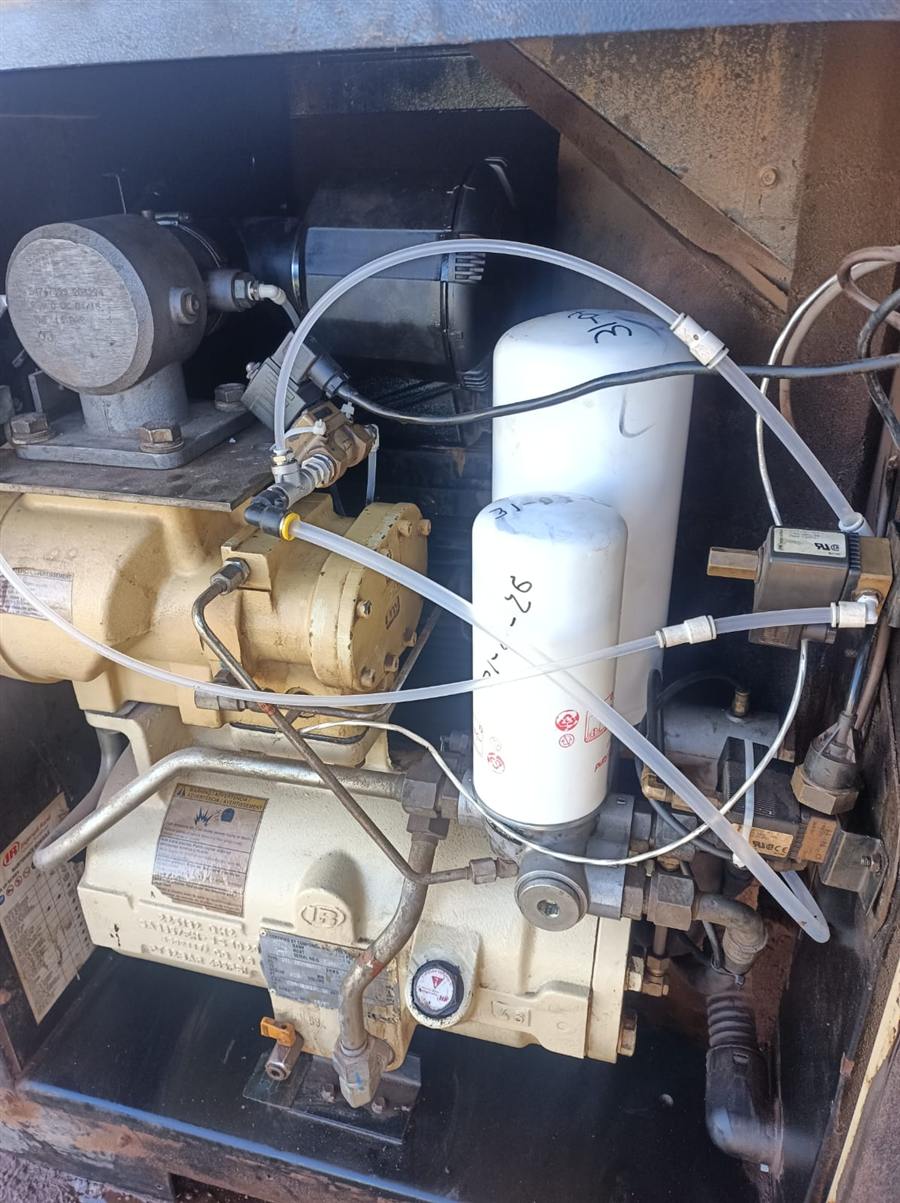 Compresor de tornillo intervenido por ALMAR, con filtros de aceite y separador nuevos
