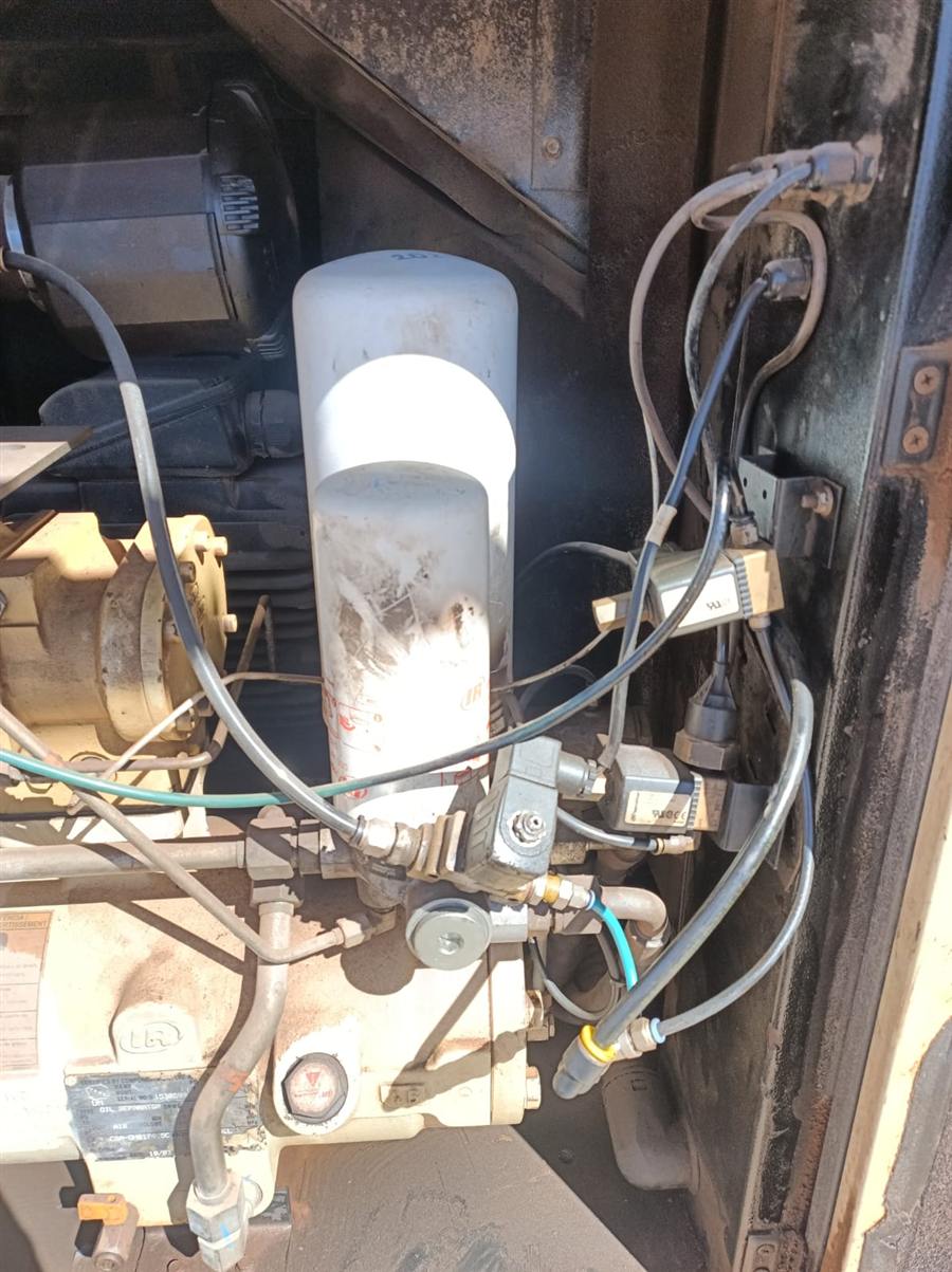 Interior de compresor con separador, válvulas solenoides y circuito neumático