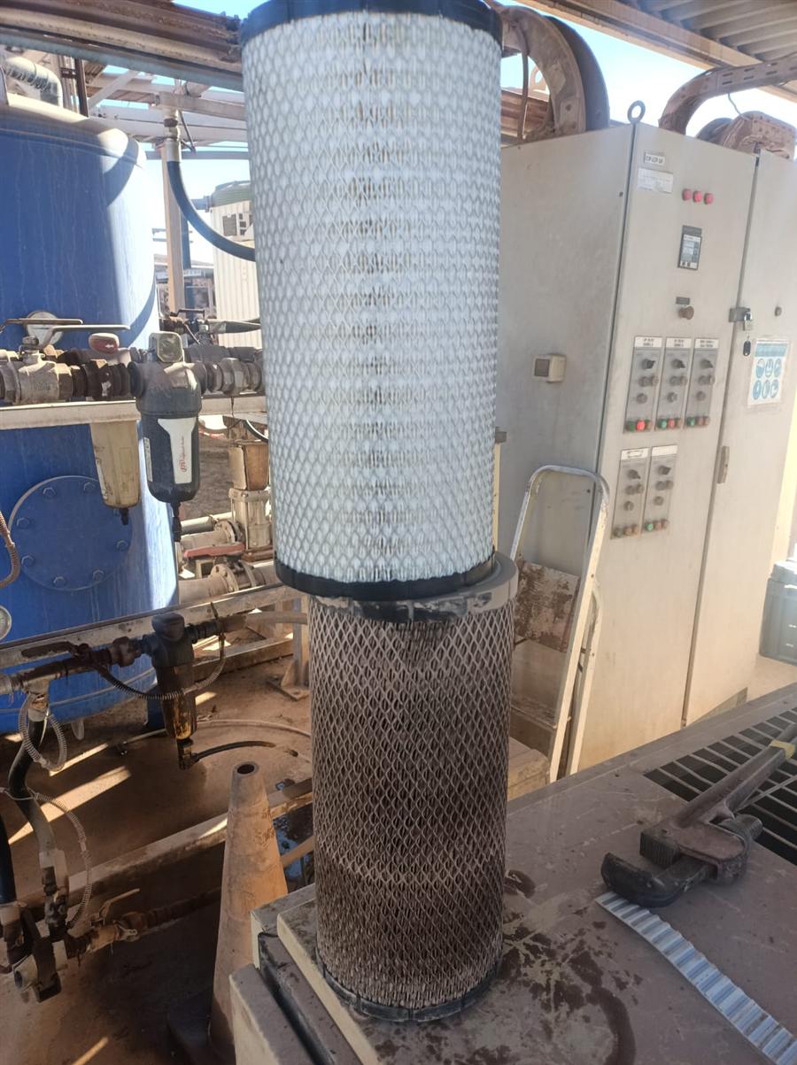 Filtro de admisión nuevo sobre filtro usado en planta industrial